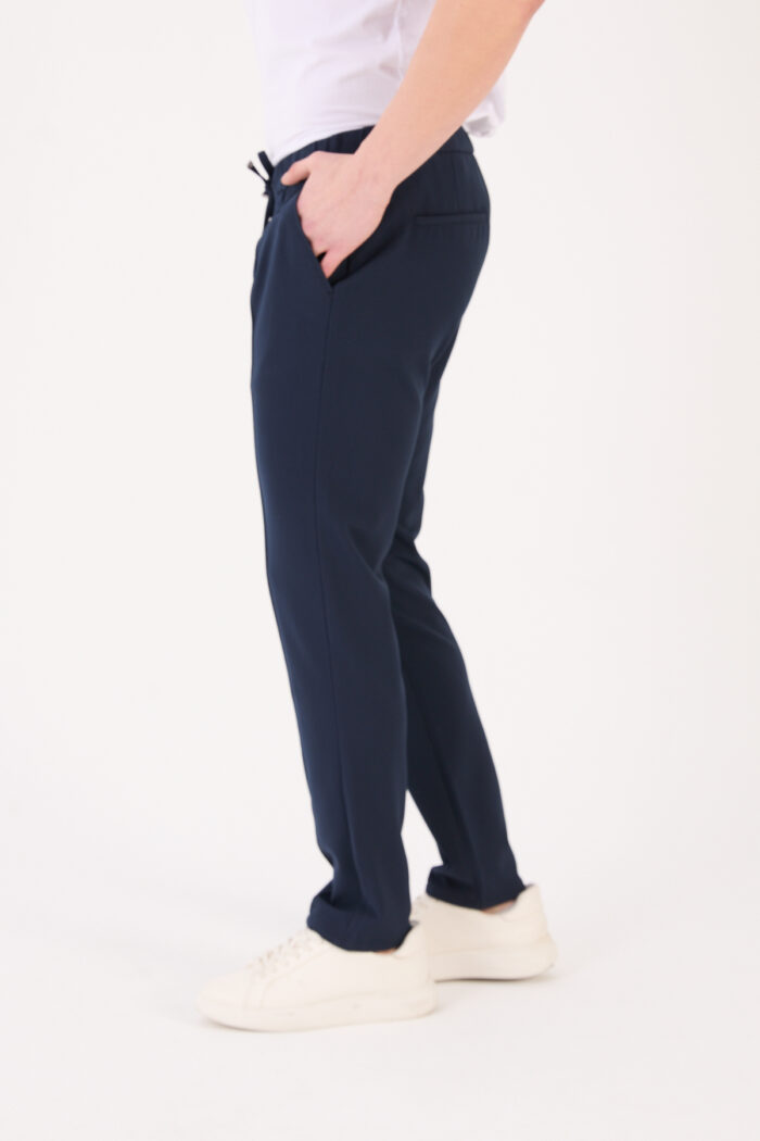 Erkek Lacivert Jogger Pantolon Bel Lastikli Bağcıklı Ön Dikiş Detaylı 05 Model - Görsel 5