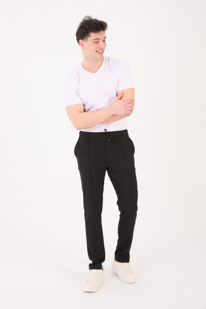 Erkek Siyah Jogger Pantolon Bel Lastikli Bağcıklı Ön Dikiş Detaylı 05 Model - Görsel 1