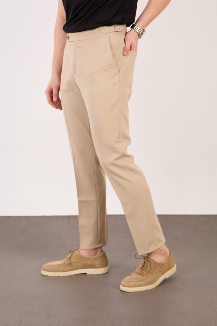 Erkek Bej Slim Fit İtalyan Kesim Yan Bel Toka Detaylı Klasik Pantolon 011 Model - Görsel 4